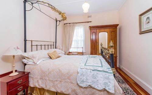 Grafton Apartment | Eliza 1875 Red Brick Duplex Townhouse