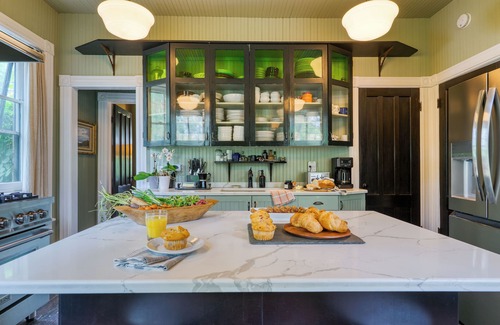 Leeds House | Elizabeth House by AvantStay | Historic Event Manor w/Cabins + Pool | Sleeps 20