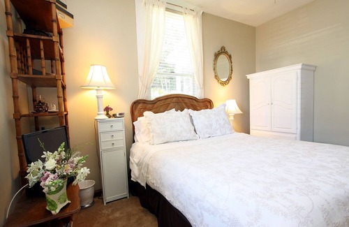 Elk Bed & Breakfast | Elk Cove Inn & Spa Garden View Pet Friendly sleep 2 only