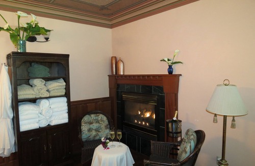 Elk Bed & Breakfast | Elk Cove Inn & Spa Jacuzzi Pet Friendly sleeps4 Champaign B fast Ocean View