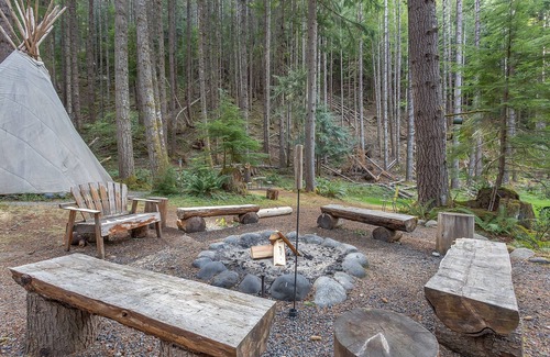 Enumclaw House | Elk Crossing Cozy Cabin at Crystal Mountain by RedAwning
