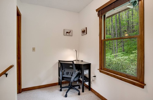 Cranberry Falls Cabin | Elk Ridge Peaceful Getaway 7 min to Blue Ridge Pkw