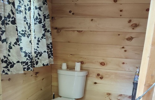 Duck Cabin | Elk River Cabin- Fisherman and Kayakers dream! Pet Friendly!!!