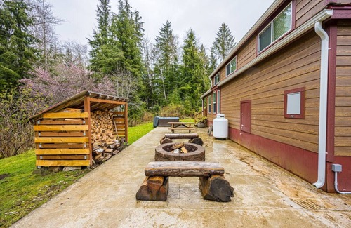 Forks House | ElkCreekInn: creekside tiny home