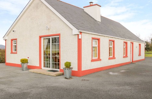 Mountcharles Cottage | ELLEN'S COTTAGE, family friendly in Mountcharles, County Donegal