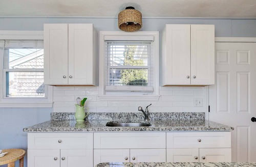 Newport East House | Ellery Bungalow #51- Island Calm Near Newport