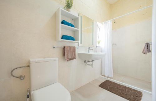 Xewkija Villa | Ellie Boo Farmhouse with Pool and Hot Tub and Games Room