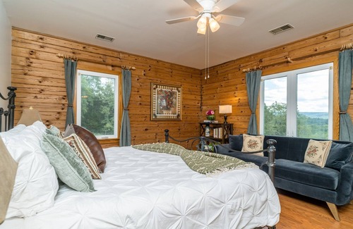 Front Royal Cabin | Ellie's Log Cabin with Beautiful Mountain Views