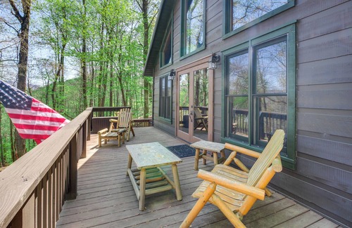 Walnut Mountain Cabin | Ellijay Cabin 7 Mi to Dtwn: Hot Tub & Mtn Views