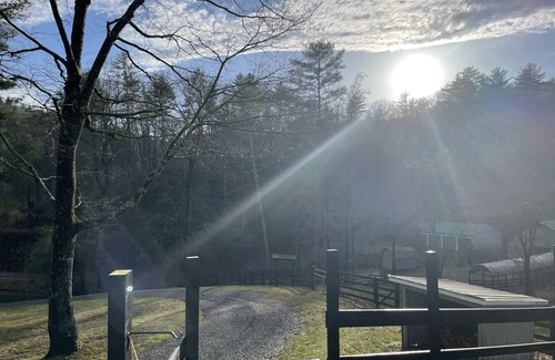 Ellijay Cabin | ELLIJAY GA. CABIN, PUP FRIENDLY, MT. VIEWS, PRIVATE LAKE “Mountain Soul”