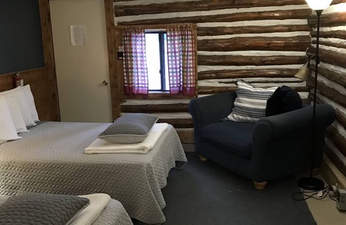 Grawn Resort | Ellis Lake Resort - Tamarack Logroom-Interlochen/Traverse City