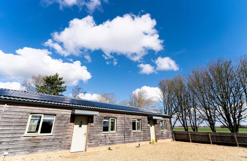 Ely Cottage | Elm Cottage - Stylish & Sunny Studio Flat with Countryside Views