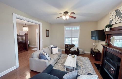 Alton House | Elm Street Escape- Easy Access to Alton & STL