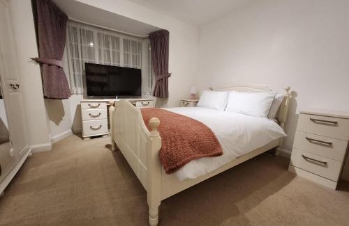 Selly Oak House | Elmdon House with 4 Spacious Bedrooms to choose