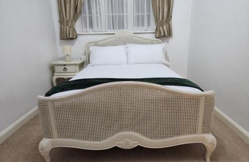 Selly Oak House | Elmdon House with 4 Spacious Bedrooms to choose
