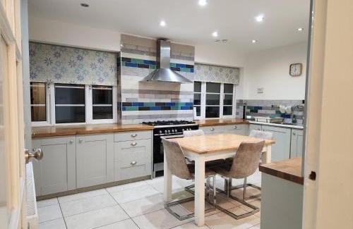 Selly Oak House | Elmdon House with 4 Spacious Bedrooms to choose