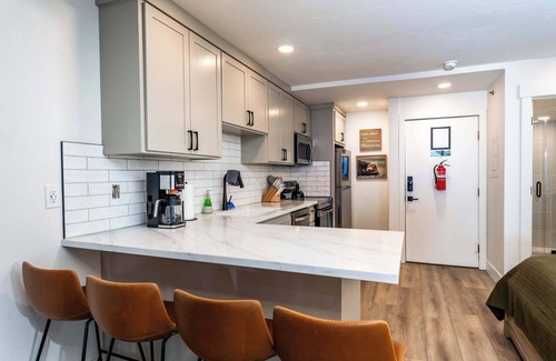 Yosemite West Condo | Elmer's Hideout - Fully Renovated Yosemite Escape!