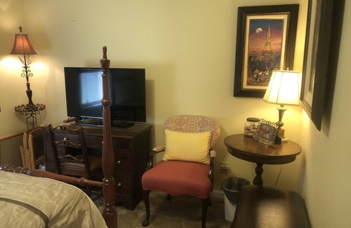 Elon House | Elon Private Guest Suite : 2 bedroom, Sitting room, bath, laundry