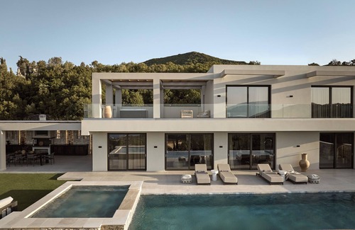 Skinaria Villa | Elpida Luxury Villa, with Infinity Pool & Jacuzzi