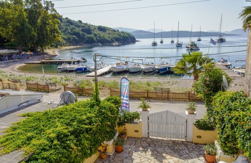 Agios Stefanos House | Elsa House sits at the waters edge of idyllic Agios Stefanos Sinies