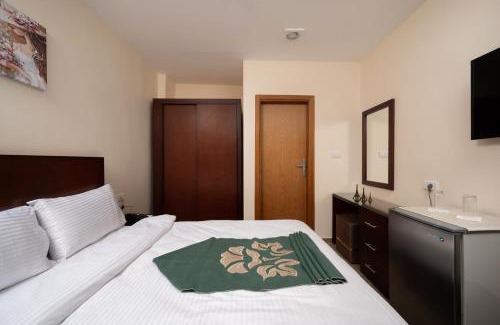 Qena Hotel | Elyasmene