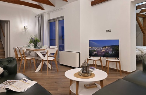 Mala Strana Apartment | Ema Destinnova (Two Bedroom Family Apartment with Jacuzzi)