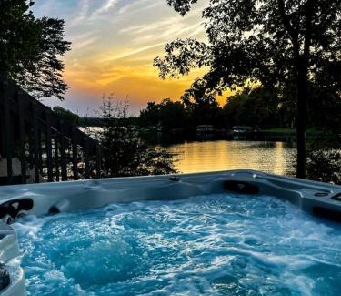 Bowling Green House | Embrace Nature in this Lakefront Cottage with Fire Pit in Charlotte, North Carolina