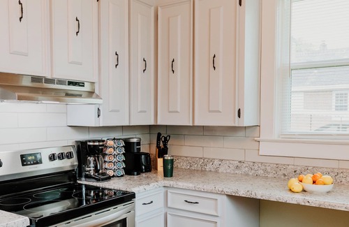 Greenwood House | Emerald City Bnb - Cozy Bungalow Mins to Lander University & Self Regional