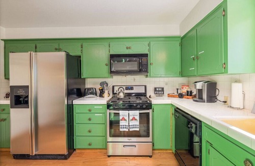 Oakhurst Cabin | Emerald Escape with Hot tub Game Room and Arcade