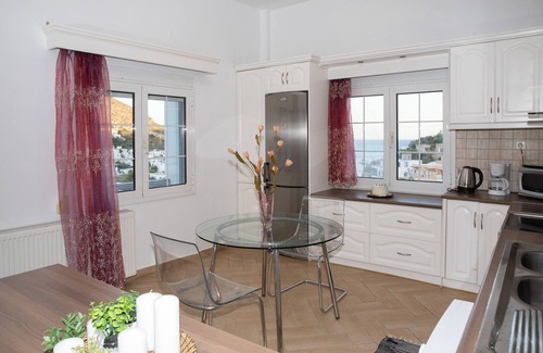 Panteli Apartment | Emerald Heaven, Spacious house near the beach with a magnificent view.
