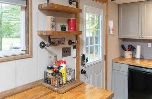 Long Pond Cottage | Emerald Hideaway A Cozy 3bd Cabin near Camelback (minimum 31 day stay)
