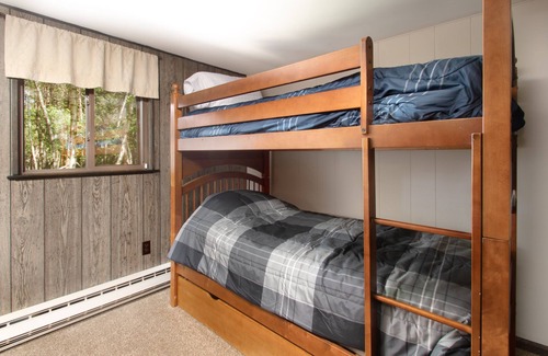 Long Pond Cottage | Emerald Hideaway A Cozy 3bd Cabin near Camelback (minimum 31 day stay)