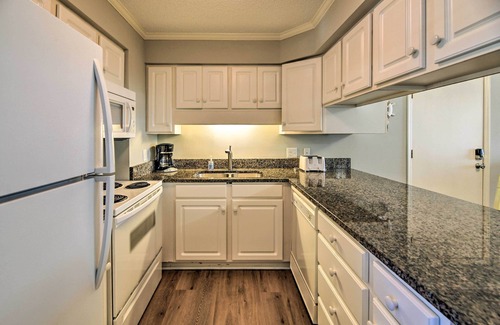 Emerald Isle Condo | Emerald Isle Resort-Style Condo: Walk to Beaches!