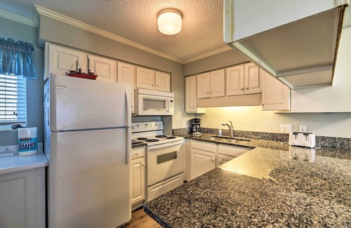 Emerald Isle Condo | Emerald Isle Resort-Style Condo: Walk to Beaches!