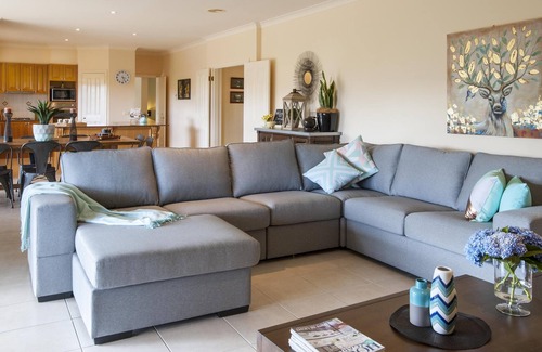 Emerald House | Emerald Lodge - Emerald Lodge is set in the rolling hills of Emerald, just 4km from the centre of the township.