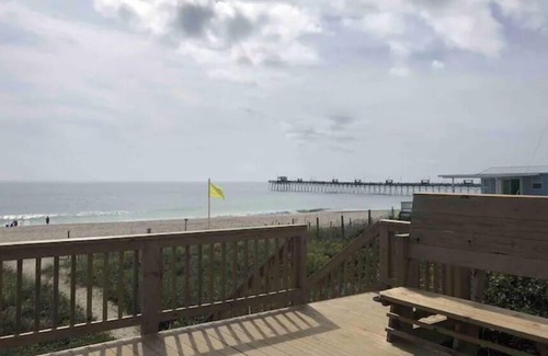 Emerald Isle Apartment | Emerald Mermaid cozy studio apt private beach access including parking & shower