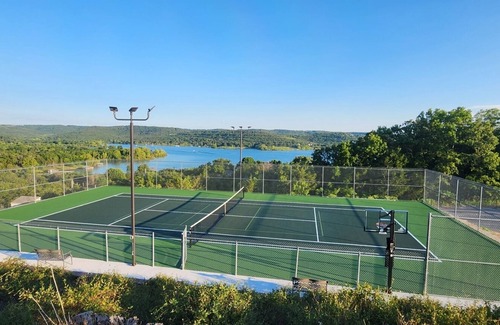Hollister Condo | Emerald Pointe~Lakefront~Walk-In~3 Kings