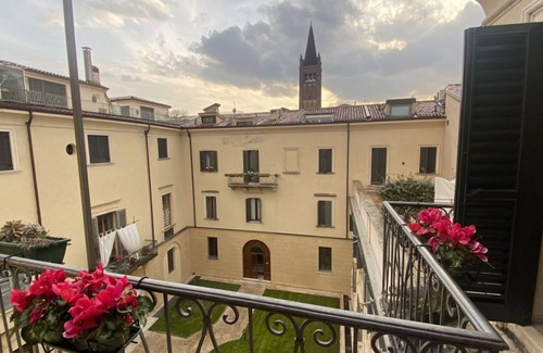 Citta Antica Apartment | Emilei- VERONA JOURNEYS WITH BALCONY AND PARKING