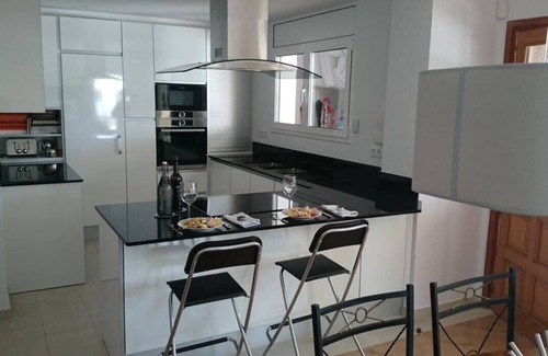 Empuriabrava Villa | Empuriabrava, Villa canal, 8 bedrooms air-conditioned, 18 people, 5 bathrooms, pool, jacuzzi, 25m quay.