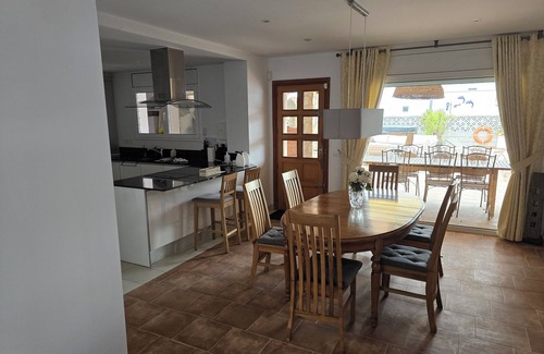 Empuriabrava Villa | Empuriabrava, Villa canal, 8 bedrooms air-conditioned, 18 people, 5 bathrooms, pool, jacuzzi, 25m quay.