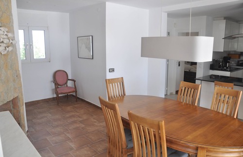 Empuriabrava Villa | Empuriabrava, Villa canal, 8 bedrooms air-conditioned, 18 people, 5 bathrooms, pool, jacuzzi, 25m quay.
