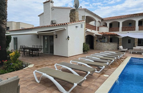 Empuriabrava Villa | Empuriabrava, Villa canal, 8 bedrooms air-conditioned, 18 people, 5 bathrooms, pool, jacuzzi, 25m quay.