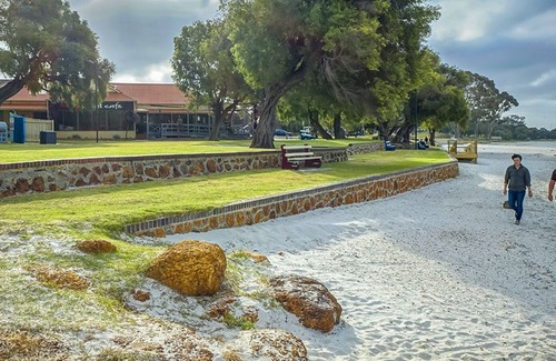 Emu Point Hotel | Emu Beach Chalets