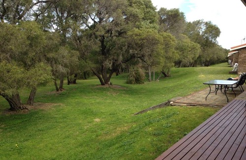 Emu Point Hotel | Emu Beach Chalets