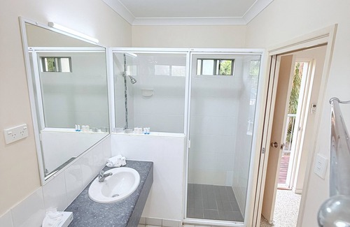 Emu Park Resort | Emu Park Beach resort. Family Rooms for 3 guest.