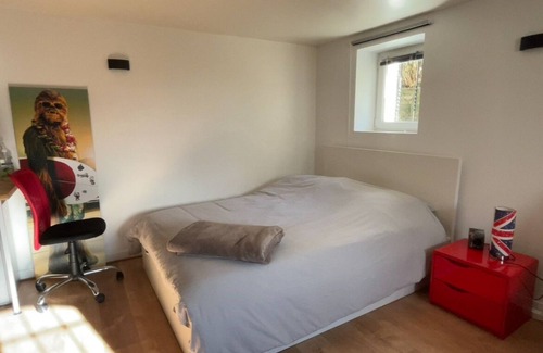 Marines Apartment | En Plein Cœur du Vexin, Appartement en Rez-de-jardin Dune Meulière Typique