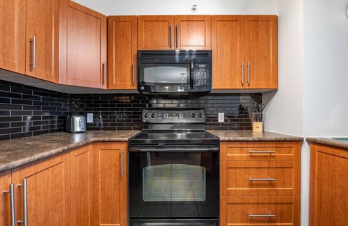 East Kootenay Apartment | En Pointe | Top Floor | Pool | Hot Tub | Gym