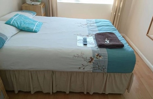 Harlington House | En suite shower room Double room with 1 double deyr