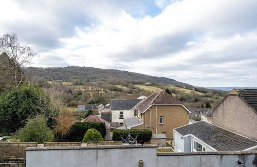 Margam Apartment | En-Suite Single Room, Microwave & Fridge, Parking