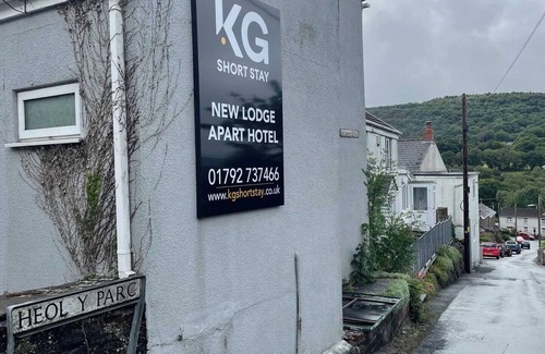 Margam Apartment | En-Suite Single Room, Microwave & Fridge, Parking